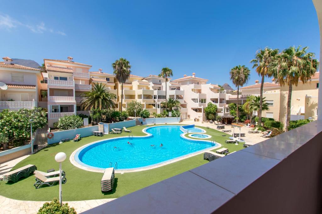 una imagen de una piscina en un complejo en Apartemento Studio Chayofa Country Club, en Chayofa