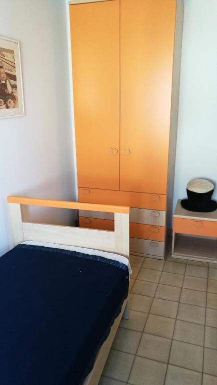 Postel nebo postele na pokoji v ubytování APPARTAMENTO ISIDE fronte spiaggia