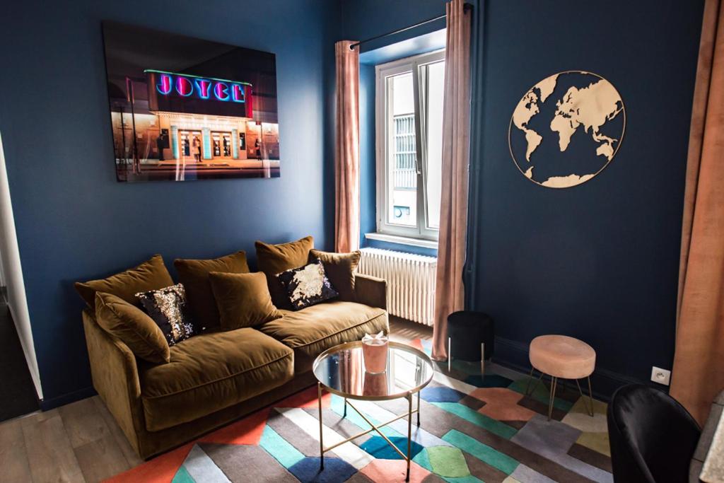 a living room with a couch and a table at Théâtre Sinne Luxury Apartement in Mulhouse