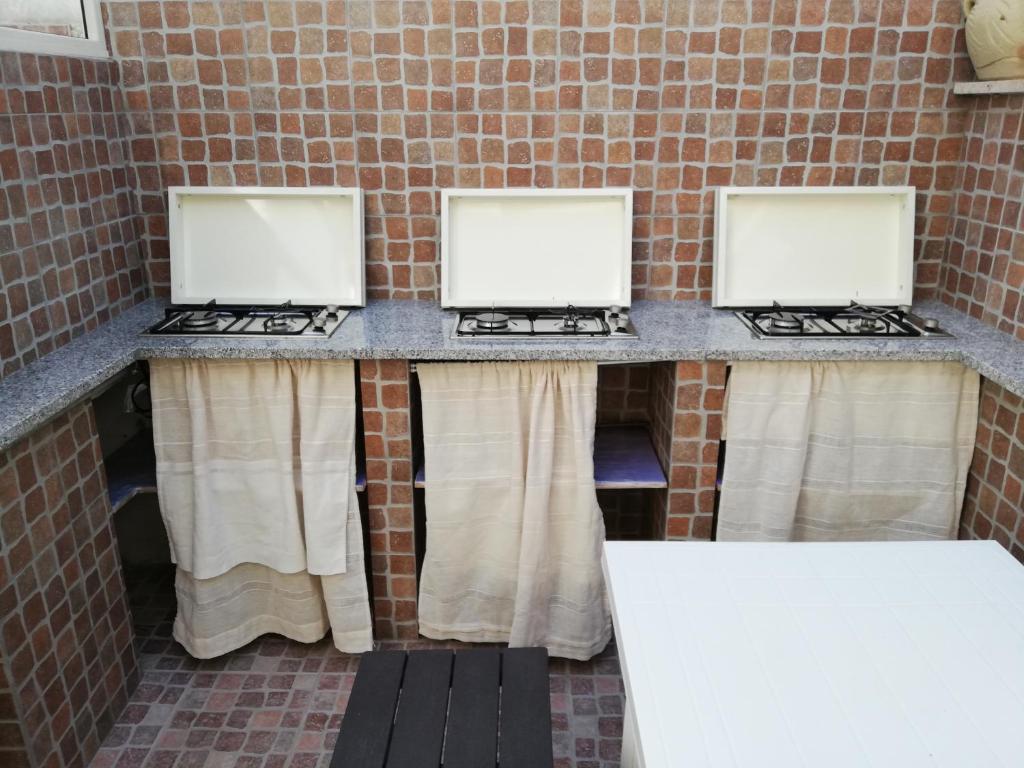 A kitchen or kitchenette at La Stanza Alternativa