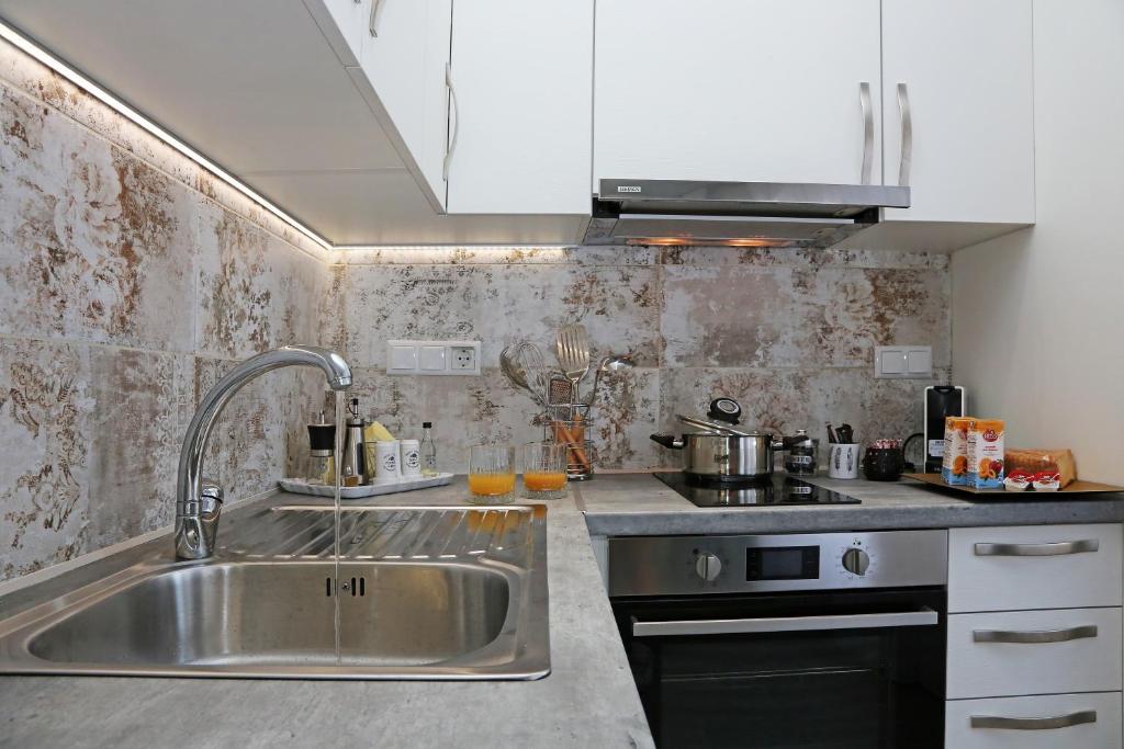 A cozinha ou cozinha compacta de Under the Aqueduct boutique house