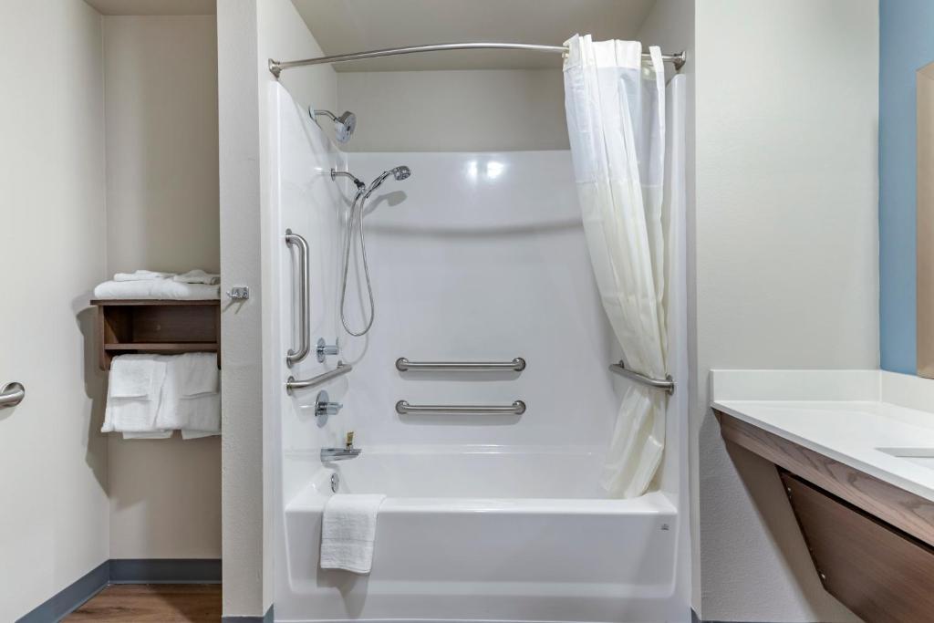 Koupelna v ubytování WoodSpring Suites Austin Georgetown