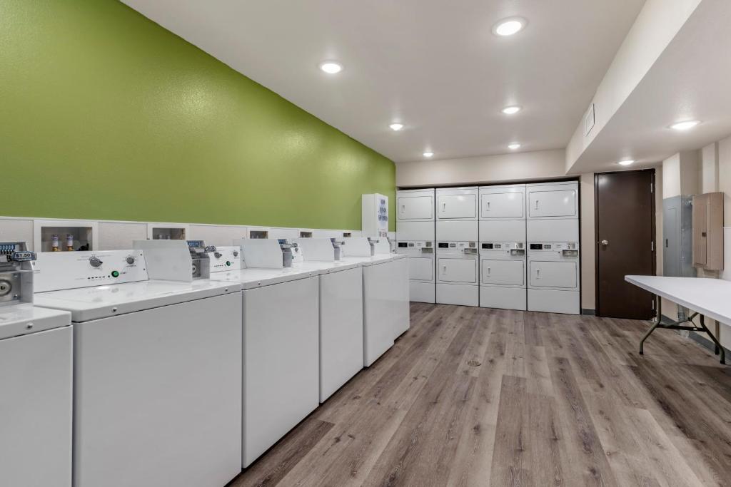 Kuchyň nebo kuchyňský kout v ubytování WoodSpring Suites Austin Georgetown
