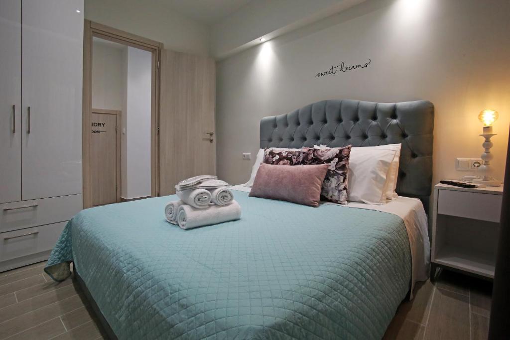Cama ou camas em um quarto em Under the Aqueduct boutique house