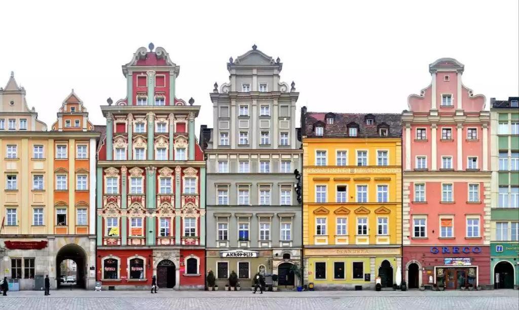 grupa kolorowych budynków w mieście w obiekcie W Rynku we Wrocławiu