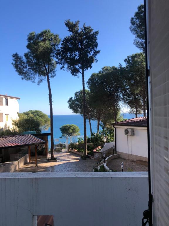 vistas al océano desde el balcón de una casa en Appartamento Affaccio sul mare, Baia di Copanello, en Copanello