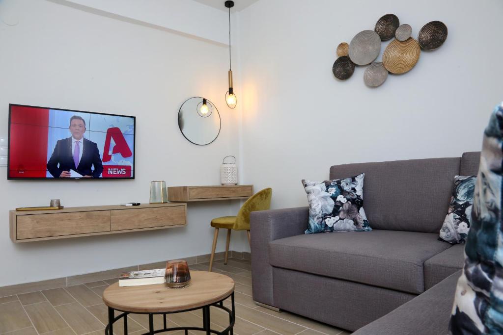 Uma TV ou centro de entretenimento em Under the Aqueduct boutique house