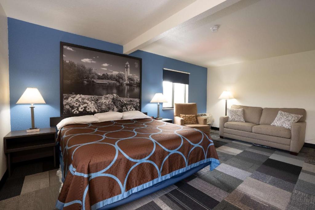 Postel nebo postele na pokoji v ubytování Super 8 by Wyndham Spokane Valley