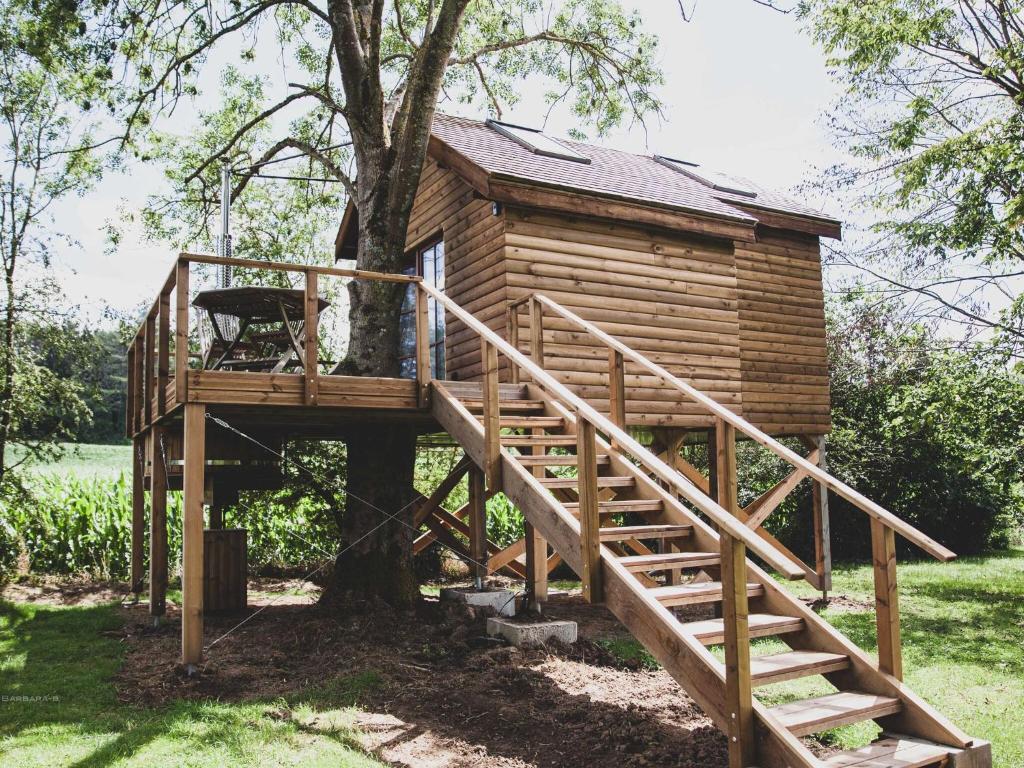 ein Baumhaus mit Treppen, die zu ihm führen in der Unterkunft Dreamy chalet in Barvaux-sur-Ourthe with sauna and hot tub in Famenne