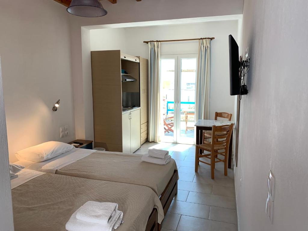 A bed or beds in a room at Pelagos Studios