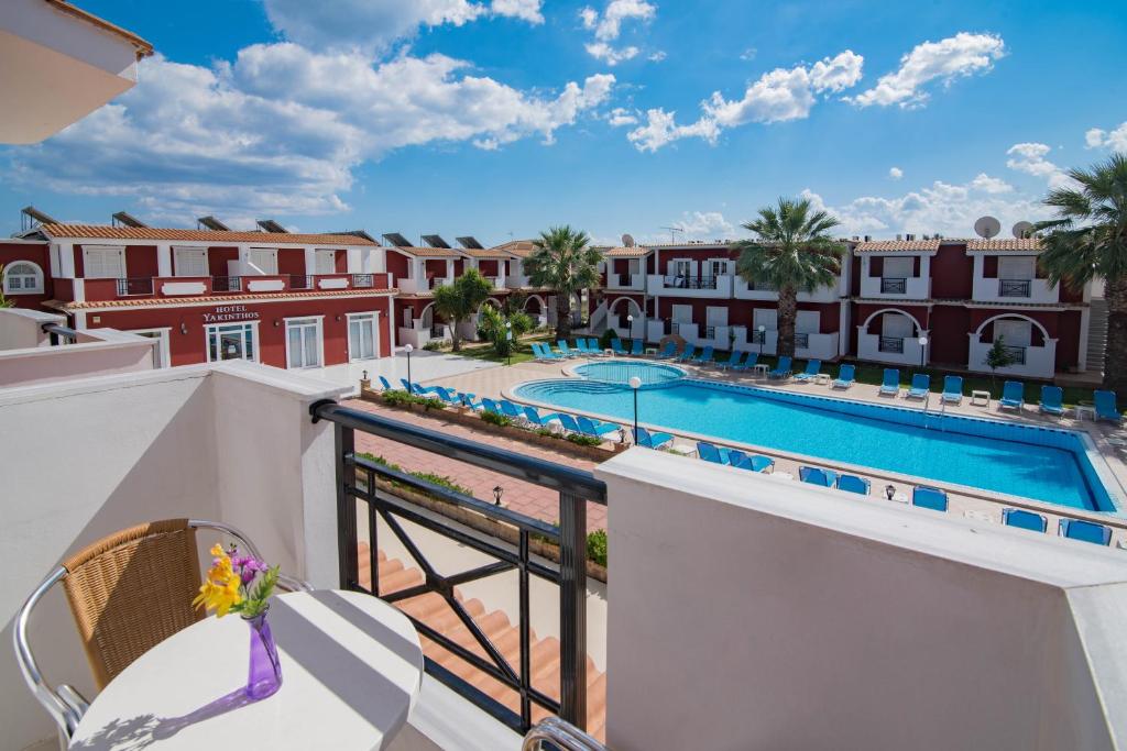 Bazén v ubytování Yakinthos Hotel nebo v jeho okolí