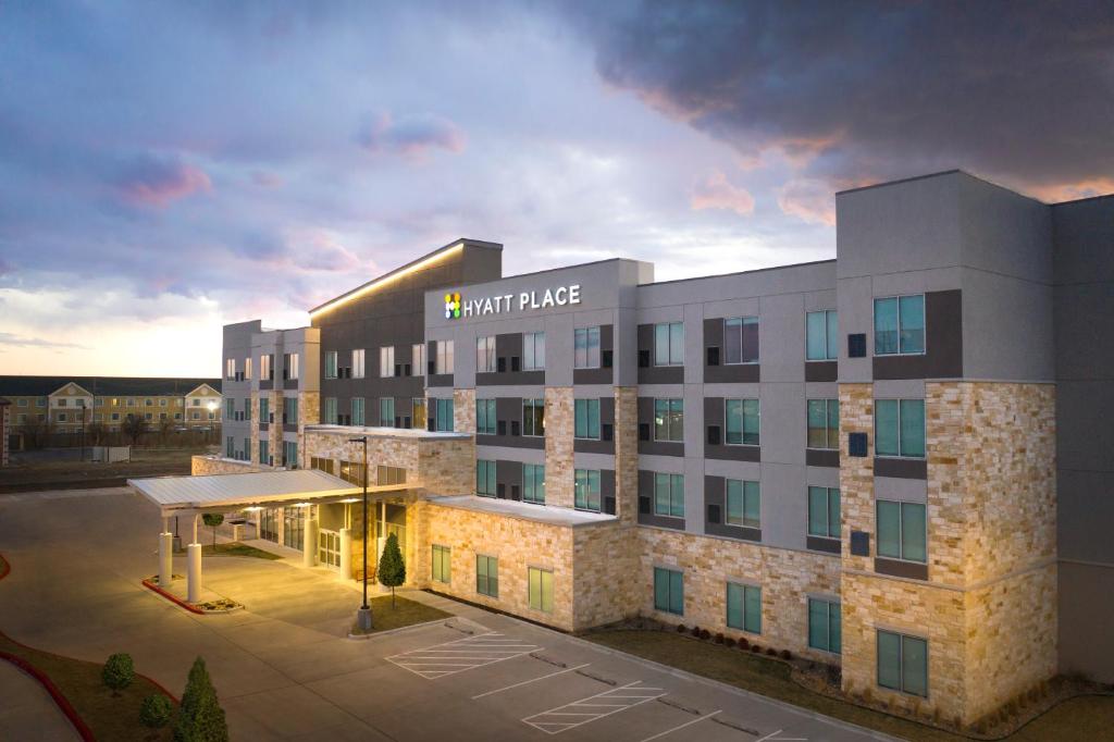 アマリロにあるHyatt Place Amarillo-Westの夜間看板が貼られた大きな建物