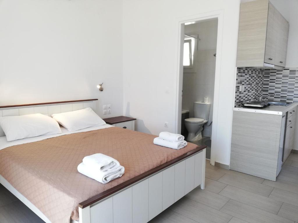 A bed or beds in a room at Pelagos Studios