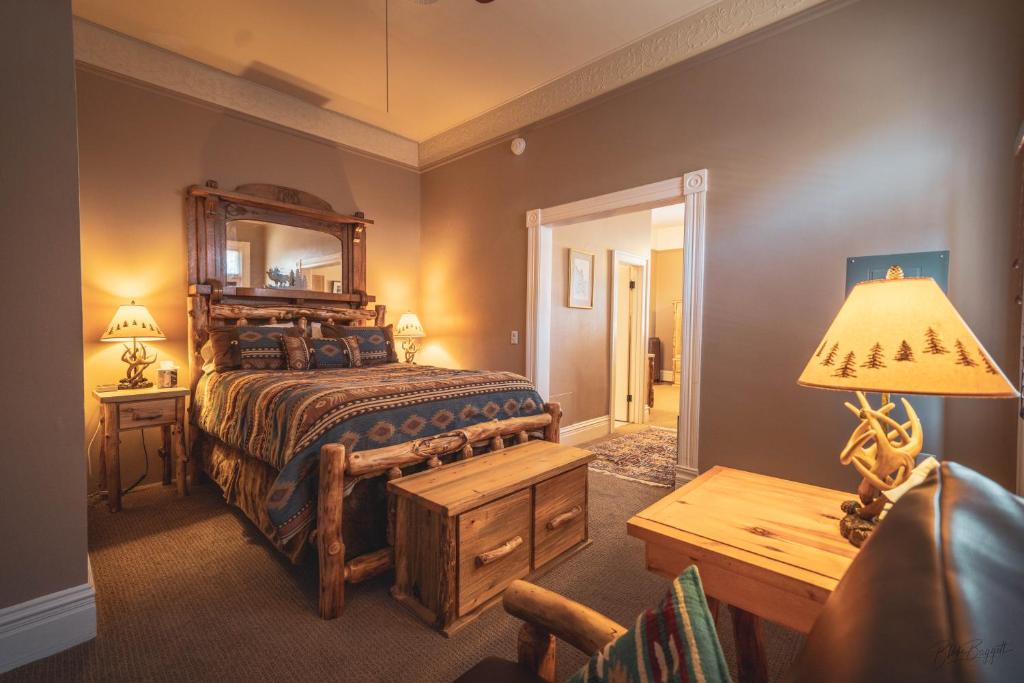een slaapkamer met een bed en een grote spiegel bij St. Elmo Hotel in Ouray