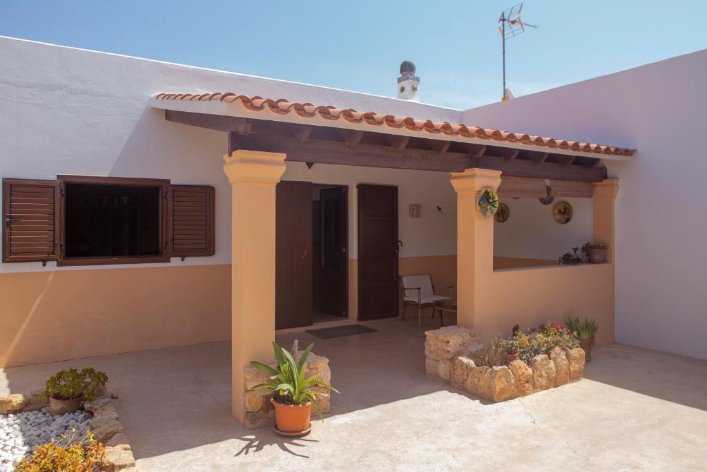 uma casa com um alpendre e um pátio em Can Moya em Sant Ferran de Ses Roques