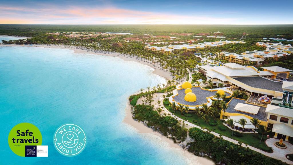 una vista aerea di un resort sulla spiaggia di Barceló Maya Palace - All Inclusive a Xpu Ha