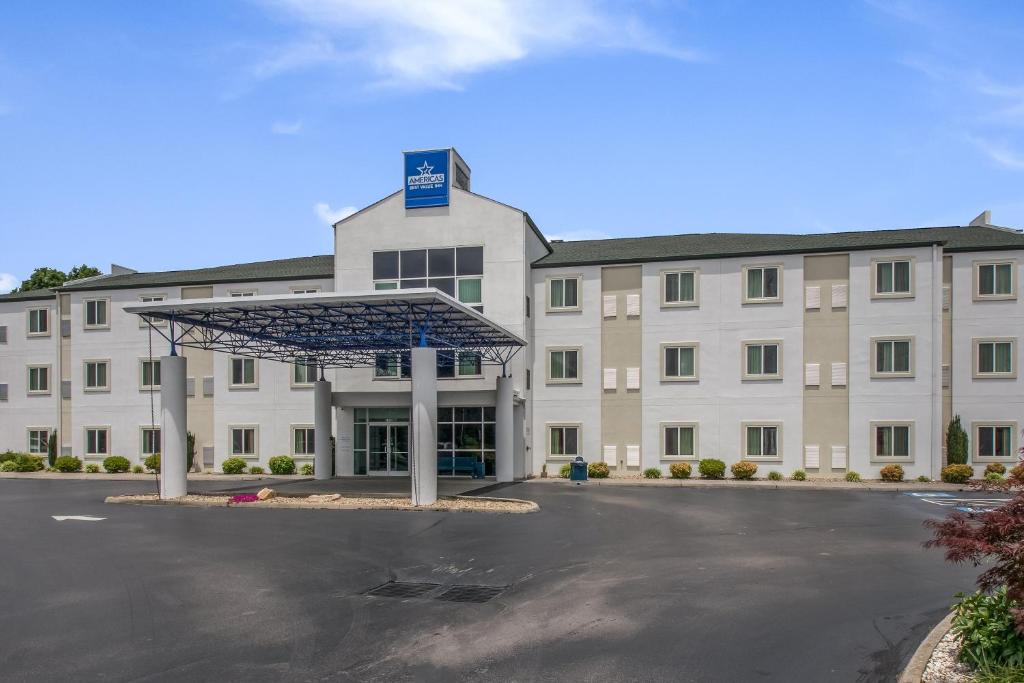 un parcheggio vuoto di fronte a un edificio di Americas Best Value Inn-Knoxville East a Knoxville