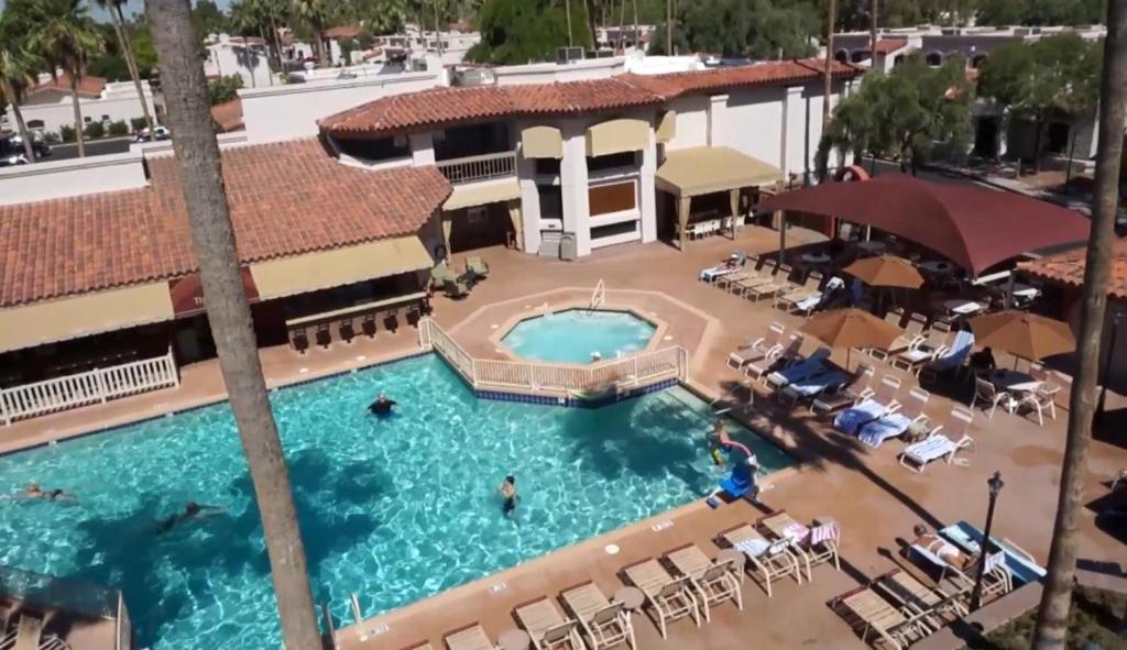 Vista sulla piscina di Getaways at Scottsdale Camelback o su una piscina nei dintorni