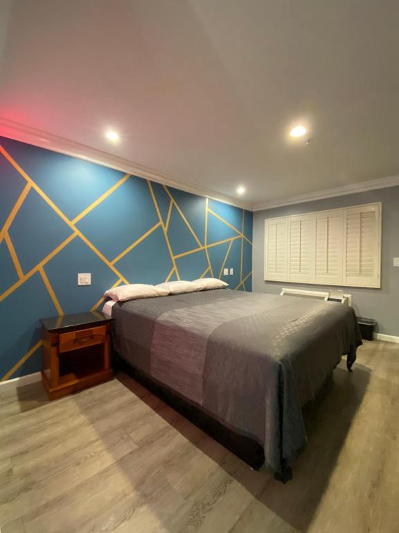 ERTH INN by AGA Maywood - Deluxe King Room