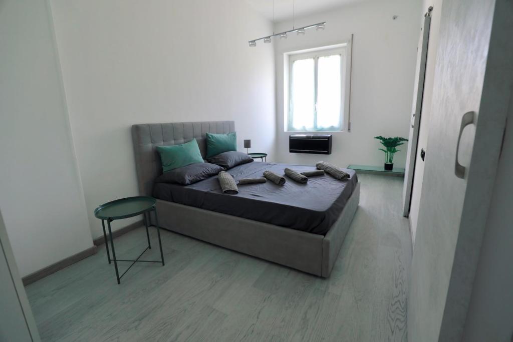 - une chambre avec un lit, une chaise et une fenêtre dans l'établissement Vescovio Palace Apartment, à Rome