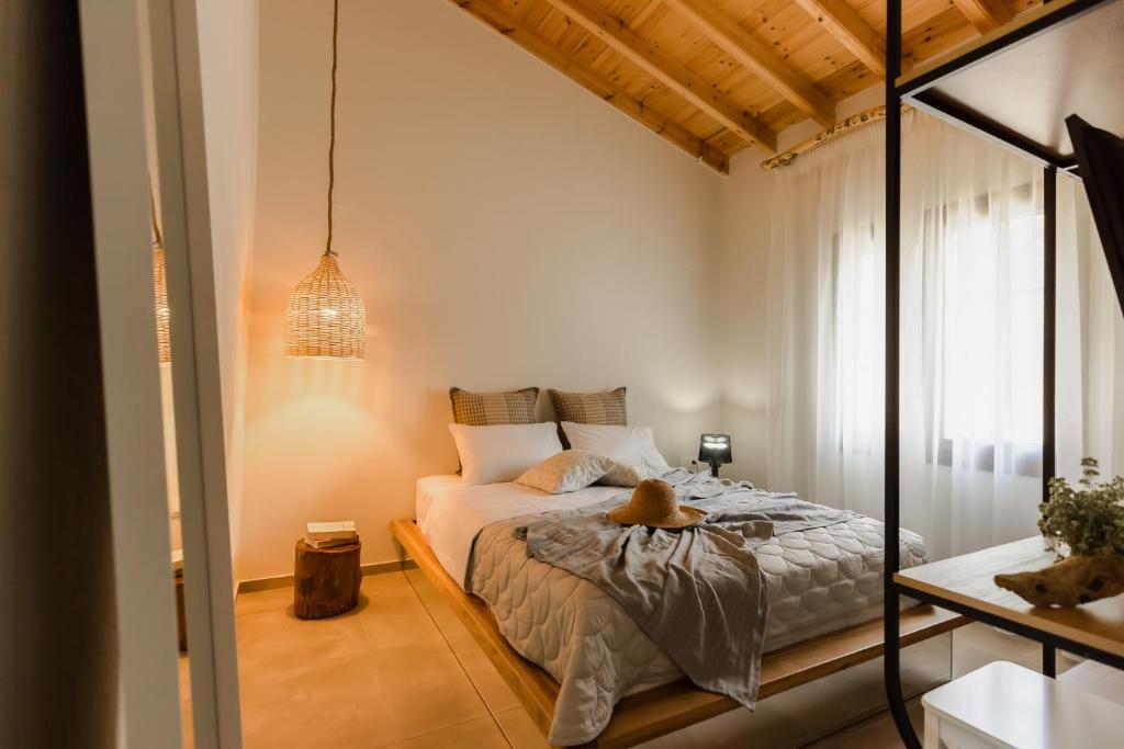 um quarto com uma cama com um urso de peluche em Mystes em Samothráki