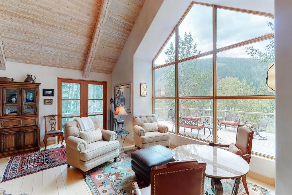 uma sala de estar cheia de mobiliário e uma grande janela em Gem of Aspen em Aspen