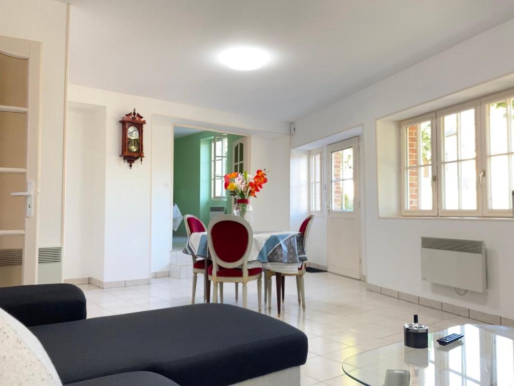 Posezení v ubytování Spacieuse maison dans un parc privée