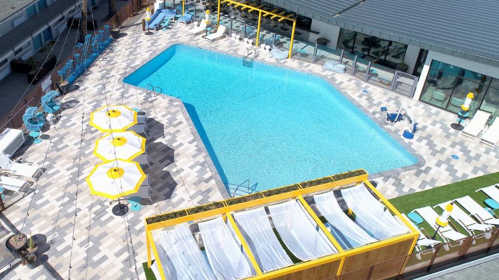 Bazén v ubytování voco The Tuxon by IHG nebo v jeho okolí