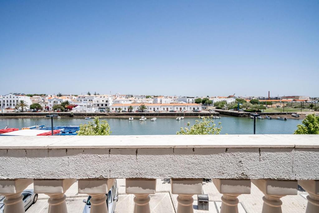 d'un balcon avec vue sur la rivière et les bâtiments. dans l'établissement Casa Marés, à Tavira