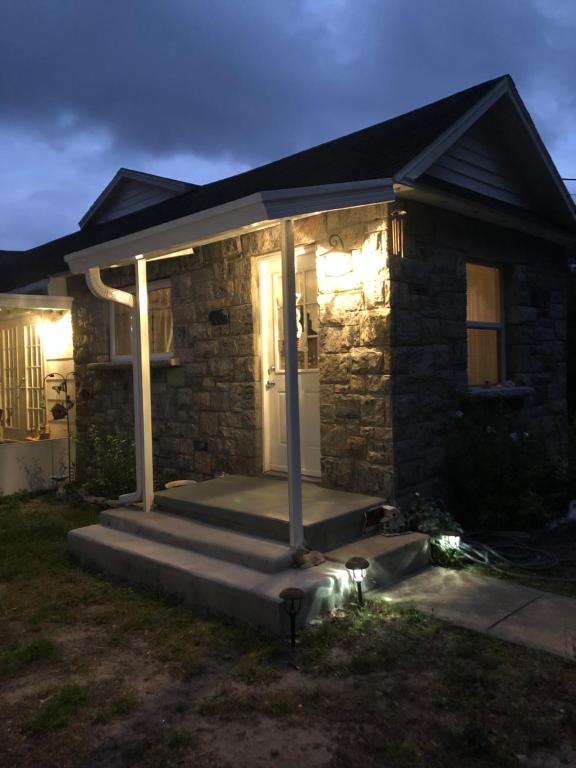 Cozy Cottage River House - Housity