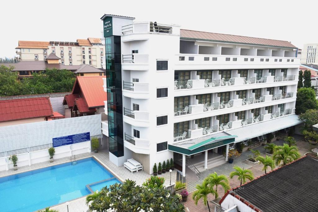 eine Luftansicht eines Hotels mit Pool in der Unterkunft Puangpen Villa Hotel in Hua Hin