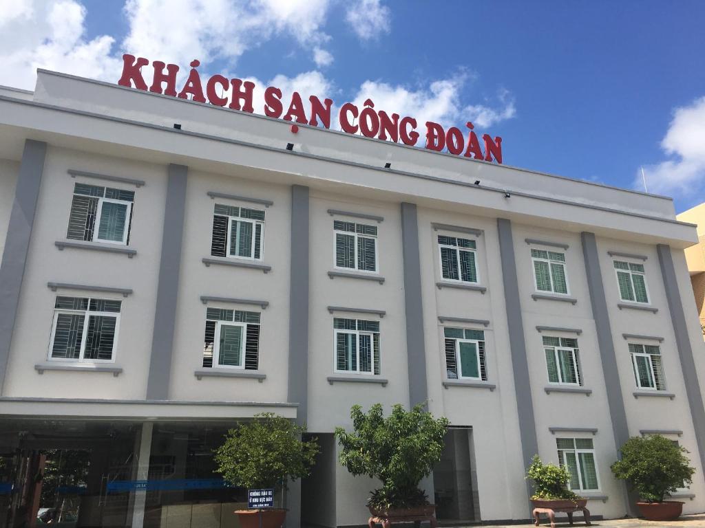 ein weißes Gebäude mit einem Schild darüber in der Unterkunft Cong Doan Gia Lai Hotel in Pleiku