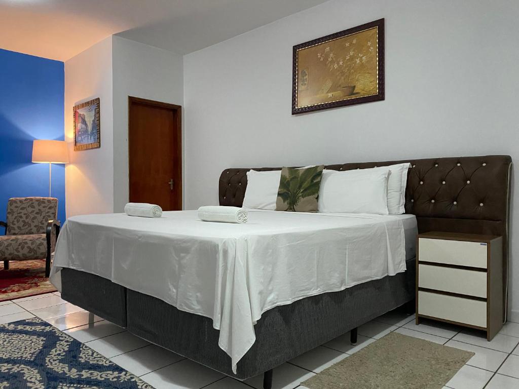 a bedroom with a large bed with white sheets at B & A Suites Inn Hotel - Quarto Luxo Infinite in Anápolis