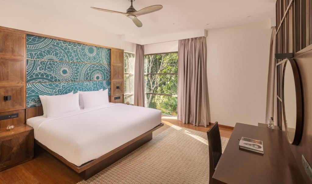 Postel nebo postele na pokoji v ubytování Jetwing Kandy Gallery, A Luxury Reserve