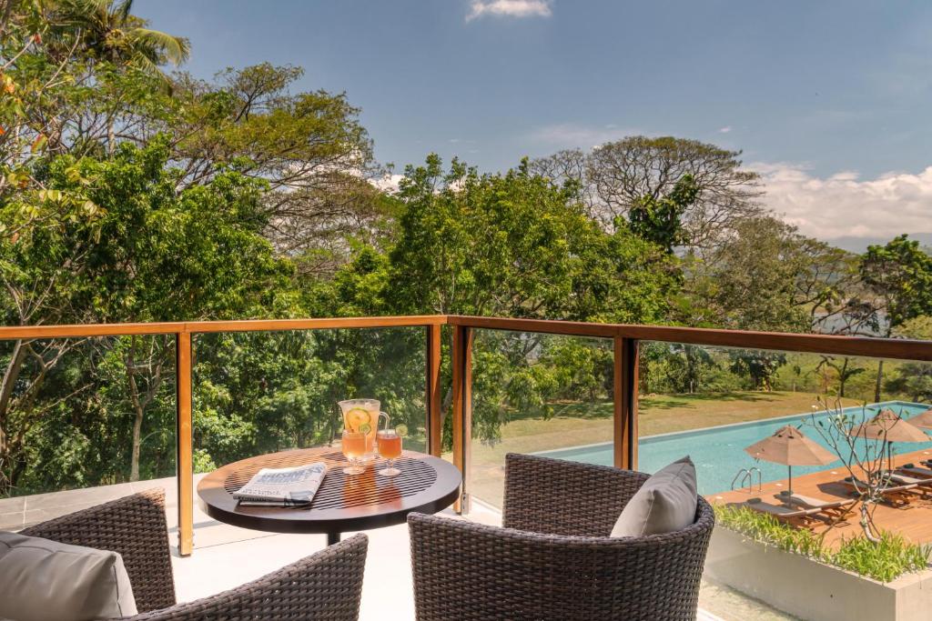 Bazén v ubytování Jetwing Kandy Gallery, A Luxury Reserve nebo v jeho okolí