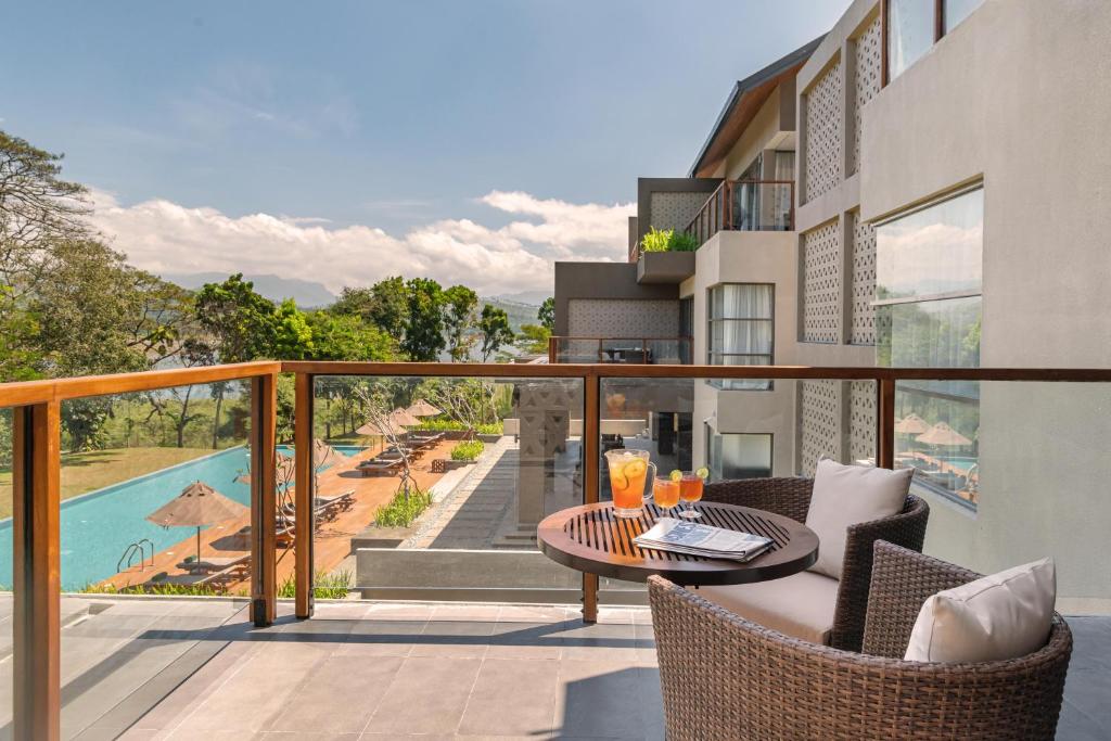 Bazén v ubytování Jetwing Kandy Gallery, A Luxury Reserve nebo v jeho okolí
