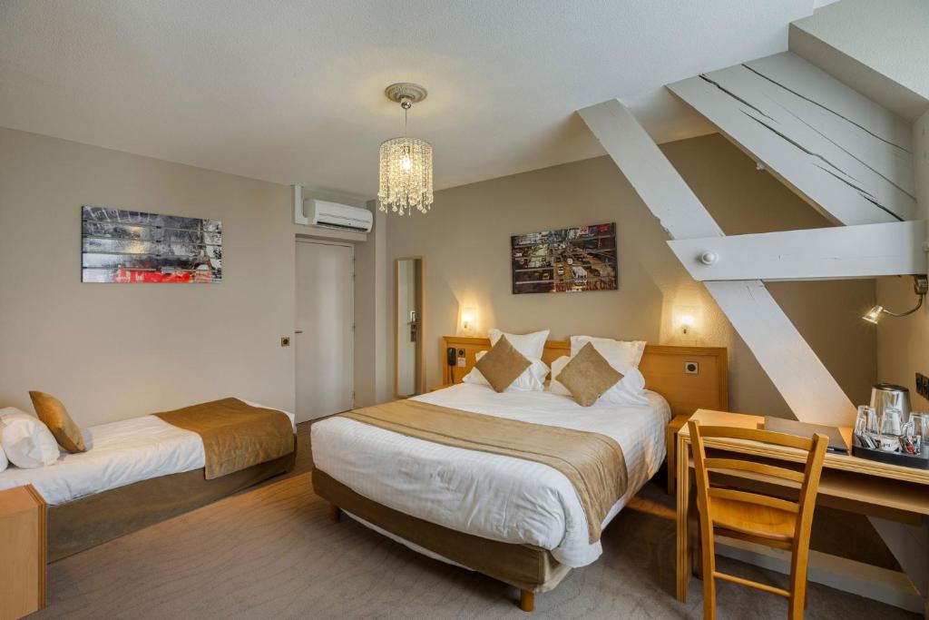 Postel nebo postele na pokoji v ubytování Hôtel Le Vouglans - Restaurant La Valouse