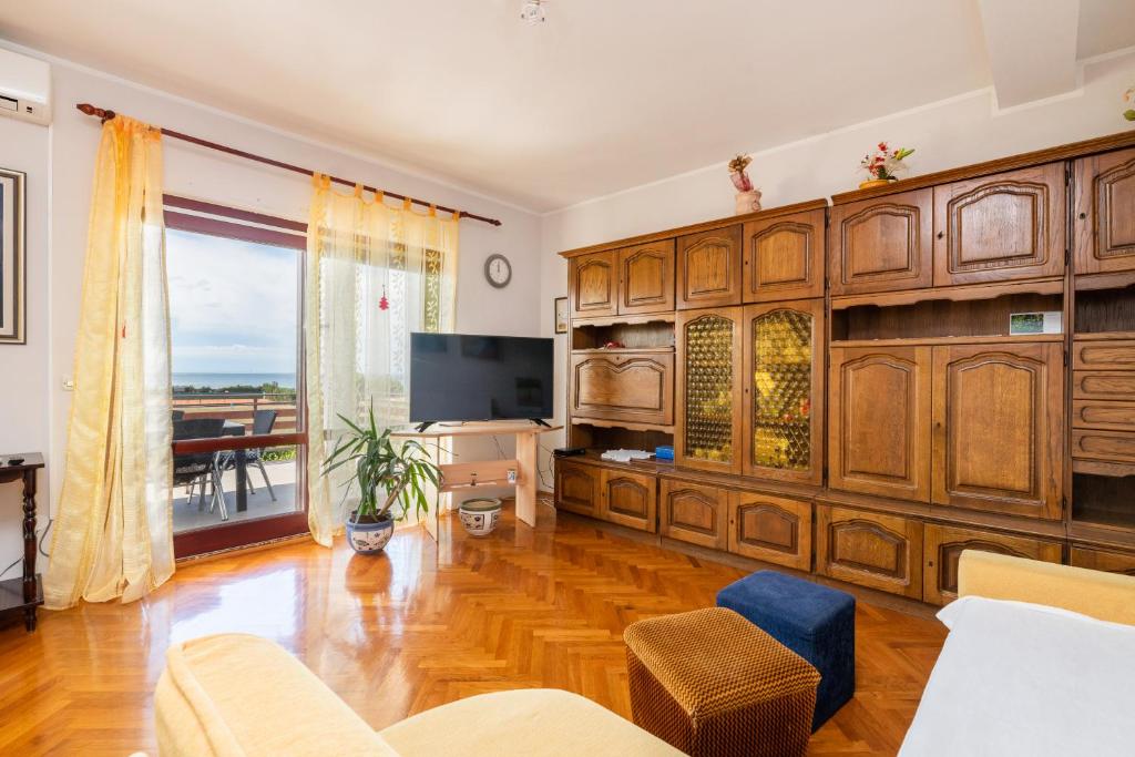 Televízia a/alebo spoločenská miestnosť v ubytovaní Apartman Petelin