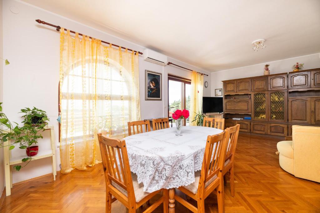 Televízia a/alebo spoločenská miestnosť v ubytovaní Apartman Petelin