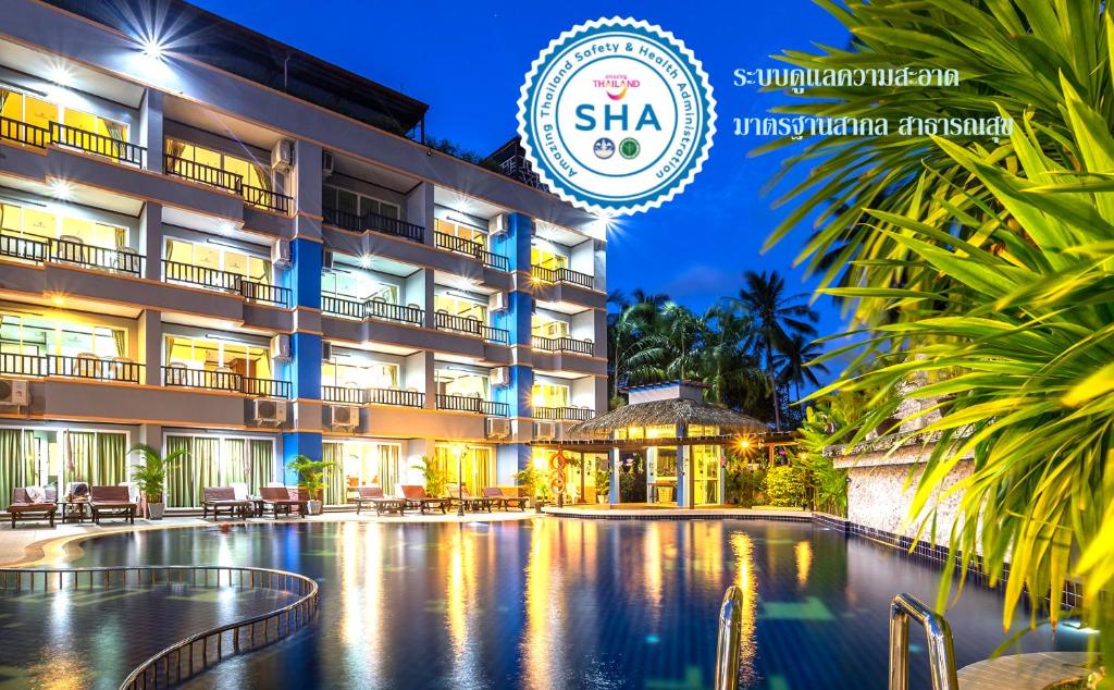 um hotel com piscina à noite em Aonang Silver Orchid Resort em Praia de Aonang