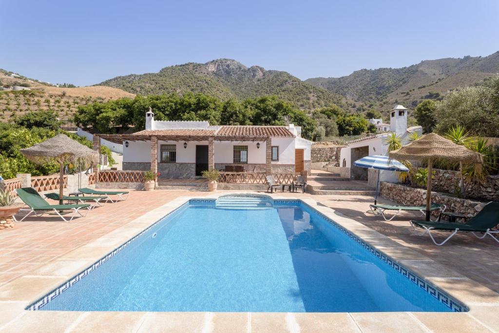 Villa con piscina con montañas de fondo en La Monticana, en Frigiliana