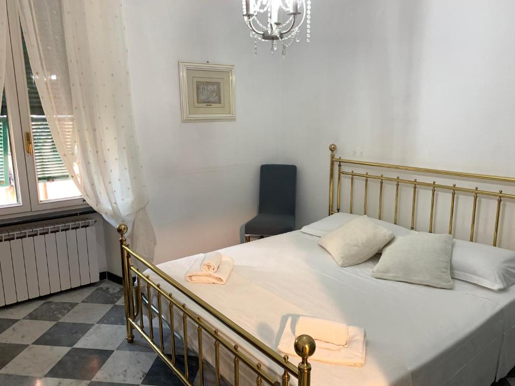 - une chambre avec un lit, une chaise et une fenêtre dans l'établissement Appartamenti Levanto Centro, à Levanto