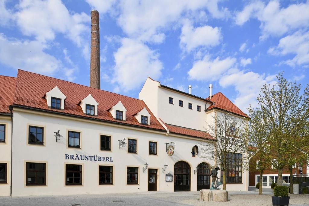 um edifício branco com um telhado vermelho em Hotel Schierlinger Bräustüberl em Schierling