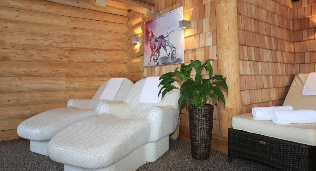 Ein Sitzbereich in der Unterkunft Naturhotel Lärchenhof