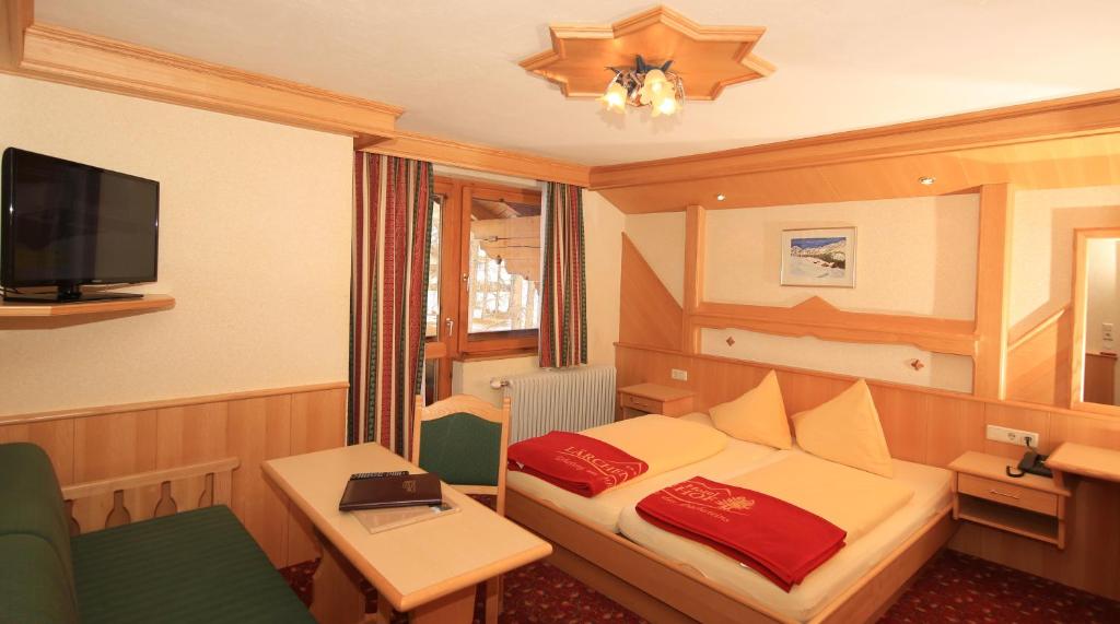 A television and/or entertainment centre at Naturhotel Lärchenhof