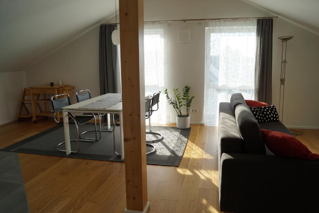 uma sala de estar com uma mesa e um sofá em Apartment Strawberry em Bermatingen