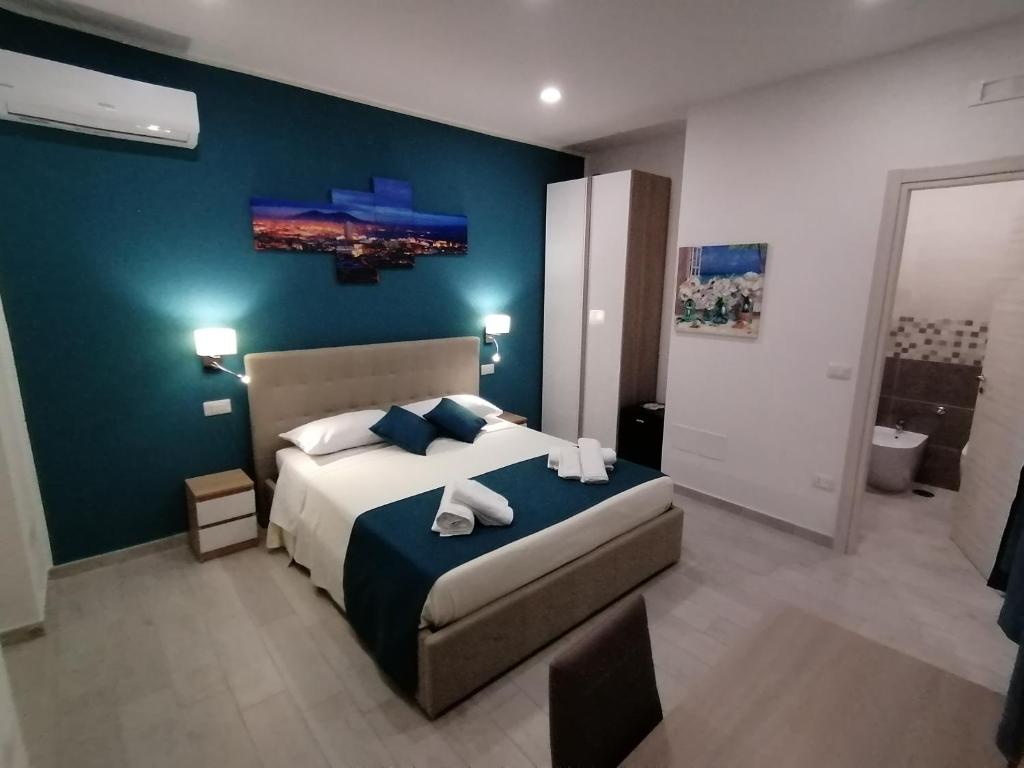 アグローポリにあるCosta bluの青い壁のベッドルーム1室(大型ベッド1台付)