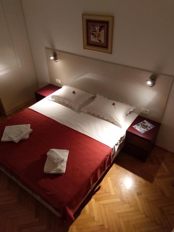 Postel nebo postele na pokoji v ubytování Apartmani Ines