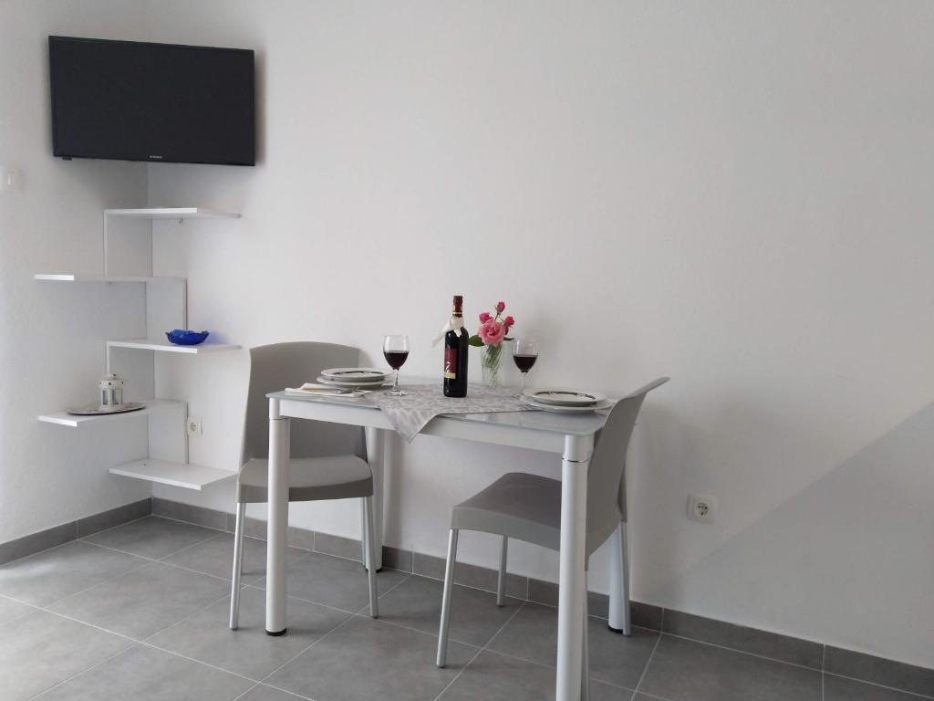 TV a/nebo společenská místnost v ubytování Apartmani Ines