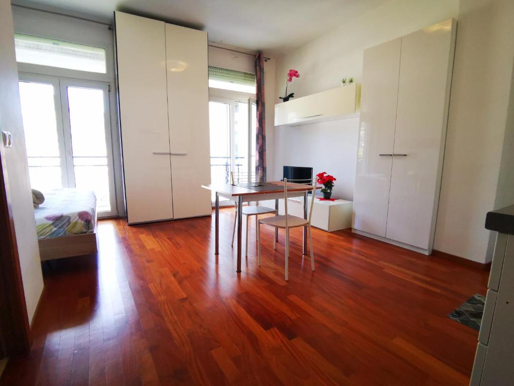 un soggiorno con tavolo e una camera da letto di Apartment BELLA VISTA a Bolzano
